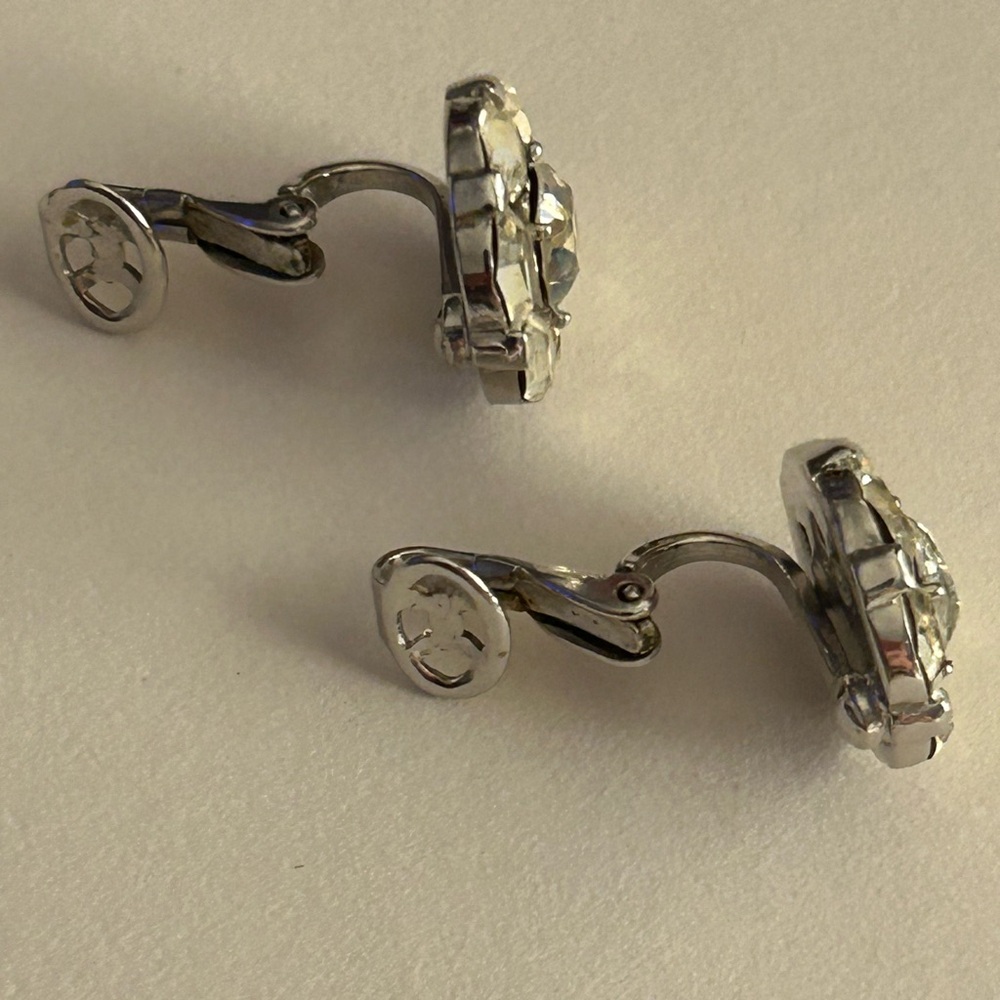 Trifari Earrings Vintage NWOT, clear oval faceted crystals round silver clip ons - Picture 3 of 7